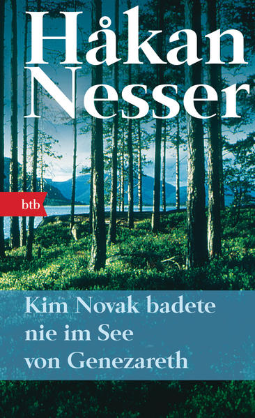 Das Besondere Taschenbuch - Große Romane im besonderen Taschen-Format Geschenkausgabe im kleinen Format, bedrucktes Ganzleinen mit Lesebändchen. Schweden in den 60er Jahren. Ein kleines Sommerhaus an einem der unzähligen Seen. Hier verbringen der 14jährige Erik und sein Freund Edmund die Ferien. Sie schwärmen von der jungen Aushilfslehrerin Ewa, die aussieht wie Kim Novak und sich schon bald beim Dorffest in voller Blüte zeigt. Zwei Tage später findet man die Leiche von Ewas Verlobtem, und Eriks älterer Bruder, der eine Affäre mit Ewa hatte, steht unter Mordverdacht. Der Täter wird jedoch nie gefunden. 25 Jahre später liest der erwachsene Erik zufällig einen Bericht über ungeklärte Verbrechen, und der Sommer von damals bricht mit aller Gewalt über ihn herein. Was ist damals wirklich geschehen? Ausstattung: mit Lesebändchen