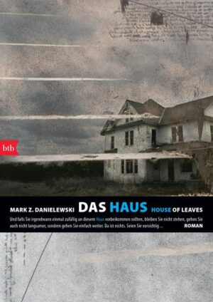 Das Kultbuch über ein Haus, das stärker ist als du Als der Erfolgsschriftsteller Will Navidson mit seiner Frau und den beiden Kindern in das neue Haus zieht, ahnt er nicht, was für ein Alptraum ihm bevorsteht. Er bemerkt eines Tages, dass dieses Haus über Räume verfügt, die kein Grundriss verzeichnet. Bei einer ersten Erkundung dieser Räume kommt er mit dem Schrecken davon und findet gerade noch den Rückweg. Doch das Haus beginnt ein immer monströser werdendes Eigenleben zu führen. Und immer mehr der herbeigerufenen Spezialisten und Helfer fallen den unheimlichen Räumen zum Opfer …