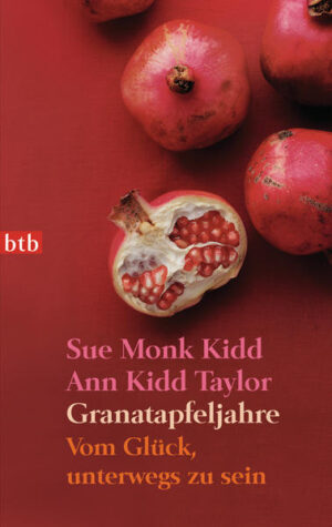 Ein bewegendes Plädoyer für die Kunst des Reisens Sue Monk Kidd hat mit ihren Romanen „Die Bienenhüterin“ und „Die Meerfrau“ Millionen Leser weltweit begeistert. Mit „Granatapfeljahre“ legt sie ihr bislang persönlichstes Buch vor. Gemeinsam mit ihrer Tochter Ann erzählt sie von ihren inspirierenden Reisen durch Griechenland. Sue steckte in einer Krise: Sie hatte Probleme mit dem Älterwerden, fühlte sich ausgelaugt. Und auch Ann, gerade frisch von ihrem Freund getrennt, den College-Abschluss in der Tasche, wollte ihr Leben neu ausrichten. Gemeinsam brachen die beiden Frauen auf in das Land der Granatäpfel - einer Frucht, die seit jeher für Leben und Fruchtbarkeit steht. Dieses Buch ist mehr als ein Reisebericht: Es ist eine Suche nach dem Glück, ein Plädoyer für die Weiblichkeit, das Zeugnis einer tiefen Mutter-Tochter-Verbindung. Es gibt uns ein Rezept an die Hand, wie wir den Weg zu uns selbst am besten beschreiten. Es handelt vom Glück, unterwegs zu sein.