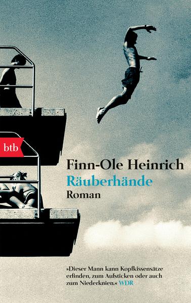 In seinem Debütroman »Räuberhände« erzählt Finn-Ole Heinrich die Geschichte von Janik und Samuel, deren Freundschaft auf eine harte Probe gestellt wird. Alles, was sie bisher verbunden hat, scheint durch wenige Minuten in Frage gestellt zu sein. Zusammen wollten sie sich in Istanbul auf die Suche nach einem freien und selbstbestimmten Leben begeben. Dabei lässt ihre Herkunft sie auch in der Ferne nie ganz los: Janiks liberal-bürgerliches Elternhaus und Samuels alleinerziehende Mutter, die am Rand der Gesellschaft lebt. In Istanbul hofft Samuel, seinen unbekannten Vater zu finden. Doch ist das nach allem, was geschehen ist, überhaupt noch möglich?