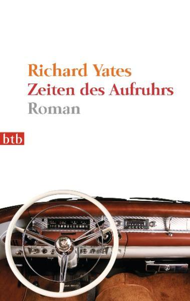 Hinter der pastellfarbenen Fassade der amerikanischen Vorstadthäuser an der »Revolutionary Road« lebt das junge Ehepaar Wheeler genau das Leben, das es niemals gewollt hat: zwei Kinder, die einfältigen Nachbarn, Franks sinnentleerte Tätigkeit in einem Großraumbüro. April, eine mäßig begabte Schauspielerin, träumt von einem Dasein fernab der Gewöhnlichkeit - von einem Künstlerleben in Paris. Doch ohne es zu merken rutschen April und Frank und immer tiefer und tiefer in die Spießbürgerlichkeit ab.