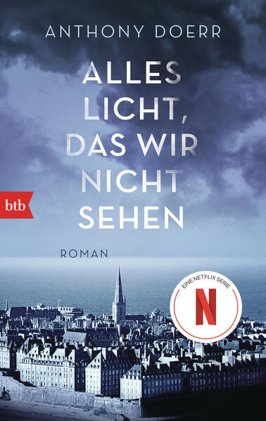 Netflix-Miniserie ab 2. November 2023 Hochspannend, poetisch und berührend erzählt Anthony Doerr die Geschichte von Marie-Laure und Werner, deren Lebenswege sich für einen schicksalsträchtigen Augenblick kreuzen. Saint-Malo 1944: Die erblindete Marie-Laure flieht aus dem besetzten Paris zu ihrem kauzigen Onkel in die Stadt am Meer. Verborgen in ihrem Gepäck führt sie einen kostbaren Schatz mit sich, hinter dem auch die Nazis her sind. Werner Hausner, ein schmächtiger Waisenjunge aus dem Ruhrgebiet, landet wegen seiner technischen Begabung in einer Spezialeinheit der Wehrmacht. In Saint-Malo soll er einen Feindsender aufspüren, der die Widerstandskämpfer der Résistance mit Daten versorgt …