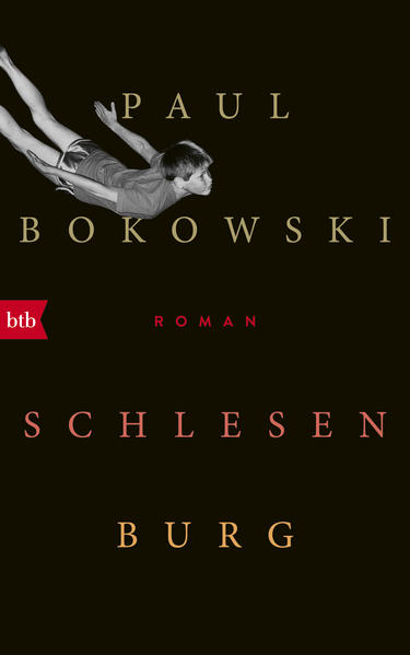 "Wie Paul Bokowski uns rauslockt, zum Spielen in den Hof, in die Sehnsüchte und Abgründe der Kindheit, das ist großes Leseglück." Bov Bjerg Schlesenburg wurde sie genannt, unsere Siedlung am Stadtrand, in der im Sommer 89 die Wohnung der Galówka brannte. Sechzig Familien waren wir, fast allesamt aus Polen. Und plötzlich ging die Angst um, jetzt würden hier bei uns Rumänen oder Russlanddeutsche einziehen. Die halbe Burg schaute mit Abscheu auf das Asylbewerberheim, wo sie alle wohnten, und mit zu viel Stolz darauf, dass man es selber hinter sich gelassen hatte. Es war das Jahr, in dem das neue Mädchen in die Siedlung zog, das Jahr, in dem Darius verschwand, in welchem Mutter nur Konsalik las und ich zu spät begriff, dass Vater mit der ausgebrannten Wohnung seine eigenen Pläne hatte... „Schlesenburg“ erzählt von Flüchtlingen und ihren Hiergeborenen, von Heimweh und einer neuen Heimat. Ein so warmherziger wie bittersüßer Roman über den Traum von Anpassung und Wohlstand - und die Frage, wo man hingehört, wenn man nicht weiß, wo man hergekommen ist.