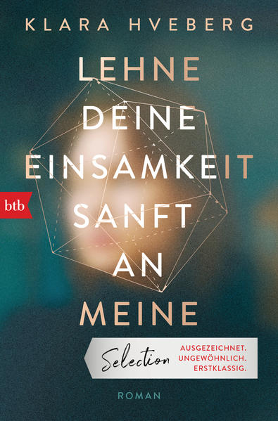 Besondere Autor*innen, besondere Geschichten: btb SELECTION - Ausgezeichnet. Ungewöhnlich. Erstklassig. Rakel hat es nie verstanden, Freunde zu finden. Ihre besten Freunde sind die Buchstaben, Zahlen und Phantasiefreund David. Außerdem hat sie ein Talent für Missverständnisse im besten Sinne: Wenn andere die Treppe nehmen, gleichen die Stufen in Rakels Augen einer Klaviatur. Wenn andere zwei sich kreuzende Boote beobachten, sieht Rakel einen Kuss auf den Gewässern der Fjorde. Als sie zum Studium nach Oslo zieht, lernt sie den Mathematikprofessor Jakob kennen. Er arbeitet an einem Roman über Sofja Kowalewskaja, die erste Frau, die Mathematikprofessorin wurde. Zu ihrem Vorgesetzten hatte sie ein enges Verhältnis, und auch Rakel und Jakob gehen eine Liebesbeziehung ein. Doch Rakel wird krank und phantasiert vom Bett aus über Sofjas Leben, sucht nach Antworten in Zahlen, Musik und Literatur. Kann Sofja ihr helfen, sich selbst und ihre Beziehung zur Welt und zur Liebe zu verstehen?