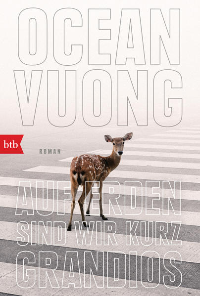 Ein Roman, der die amerikanische Identität neu definiert. Und der Brief eines Sohnes an die vietnamesische Mutter, die ihn nie lesen wird: Die Tochter eines amerikanischen Soldaten und eines vietnamesischen Bauernmädchens ist Analphabetin, kann kaum Englisch und arbeitet in einem Nagelstudio. Sie ist das Produkt eines vergessenen Krieges. Der Sohn, ein schmächtiger Außenseiter, erzählt - von der Krankheit der Großmutter, den geschundenen Händen der prügelnden Mutter und seiner tragischen ersten Liebe zu einem amerikanischen Jungen. Ocean Vuong schreibt mit traumhafter Klarheit von einem Leben, in dem Gewalt und Zartheit aufeinanderprallen.