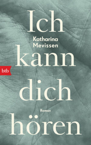 Über das Hören als Möglichkeit des Näherkommens. Ein schalldichter Raum. Draußen die Großstadt. Osman Engels übt Cello. Er spielt an gegen unsichtbare Hindernisse, die irgendwo in seiner Vergangenheit liegen und denen er auf dem Fußballfeld besser ausweichen kann. In seiner Welt ersetzt Musik schon lange die Worte. Er kann selbst nicht gut zuhören, nichts festhalten, ohne Kontaktlinsen auch schlecht sehen. Als er ein zufällig gefundenes Aufnahmegerät abhört, wird er zum Ohrenzeugen einer Beziehung, die auf ganz andere Art laut ist...