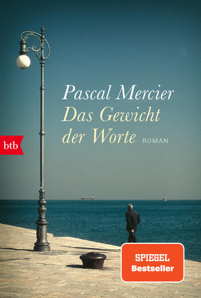 Seit seiner Kindheit ist Simon Leyland von Sprachen fasziniert. Gegen den Willen seiner Eltern wird er Übersetzer und verfolgt unbeirrt das Ziel, alle Sprachen zu lernen, die rund um das Mittelmeer gesprochen werden. Von London folgt er seiner Frau Livia nach Triest, wo sie einen Verlag geerbt hat. In der Stadt bedeutender Literaten glaubt er den idealen Ort für seine Arbeit gefunden zu haben - bis ihn ein ärztlicher Irrtum aus der Bahn wirft. Doch dann erweist sich die vermeintliche Katastrophe als Wendepunkt, an dem er sein Leben noch einmal völlig neu einrichten kann.