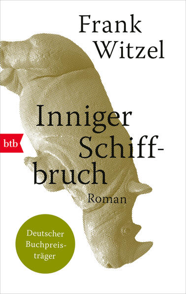 Nominiert für den Deutschen Buchpreis - Was geschieht, wenn die eigenen Eltern sterben? Wenn aufgefundene Briefe und Aufzeichnungen ein neues Licht auf Vater und Mutter werfen Die Beschäftigung mit dem Nachlass seines verstorbenen Vaters ruft im Erzähler von Frank Witzels autobiografischem Roman Erinnerungen an eine Kindheit wach, in der das Fernsehen den Vorabend erfindet. Eine Kindheit voller Disziplinierungsmaßnahmen wie Hausarrest, Tonband- und Fernsehverbot, in der die Eltern ihrem Kind unwissentlich den Schrecken der einst selbst erlittenen Trennung als unentwegte Drohung weitergeben. Eine Kindheit, in der ein Sonntag klar strukturiert, die Kittelschürze für die Hausfrau unabdingbar und die von Erwachsenen erdachte Mondfahrt Peterchens ein Horrorszenario ist wie das der Mainzer Fastnacht. Mit »Inniger Schiffbruch« zeigt sich Frank Witzel einmal mehr als ein so nahbarer wie begnadeter Erzähler, dem es gelingt, über das Persönliche die Verfasstheit einer Nachkriegsgesellschaft in der neuen BRD zu erfassen.