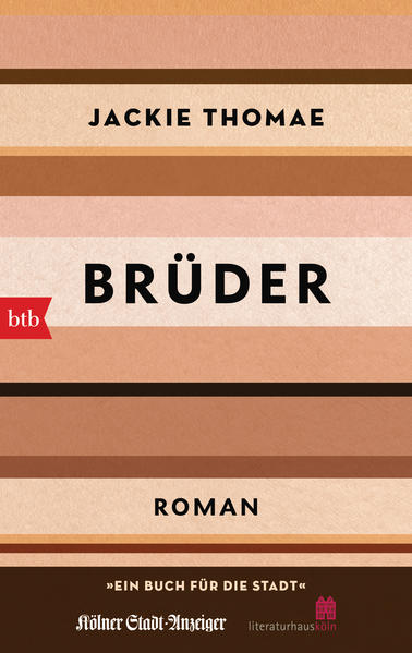 »Ein Buch für die Stadt« Köln 2021 »›Brüder‹ ist ein großer deutscher Gesellschaftsroman, in dem Thomae mit erstaunlicher Leichtigkeit die schwierigsten Themen verhandelt.« Kölner Stadt-Anzeiger Mick ist charmant, draufgängerisch, lebt ein Leben frei von Verbindlichkeiten. Und er hat Glück - bis ihn die Frau verlässt, die er jahrelang betrogen hat. Gabriel, der seine Eltern nie gekannt hat, hat das aus sich gemacht, was er wollte: einen erfolgreichen Architekten, einen eingefleischten Londoner, einen Familienvater. Doch dann verliert er in einer banalen Situation die Nerven und ist plötzlich ein prominenter Mann, der tief fällt. »Brüder« erzählt von zwei deutschen Männern, geboren im gleichen Jahr, Kinder desselben Vaters, der ihnen nur seine dunkle Haut hinterlassen hat. Die Fragen, die sich ihnen stellen, sind dieselben. Und doch ihre Leben könnten nicht unterschiedlicher sein.