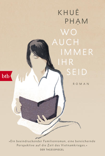 Eine spannende neue Stimme in der deutschen Literatur: In ihrem hochgelobten Debüt erzählt Khuê Pham die ergreifende Geschichte einer vietnamesischen Familie. »Man muss sich nicht in der Geschichte des Vietnamkrieges auskennen, um diesen Roman großartig zu finden. Geht einfach so und ganz leicht.« Christine Westermann, Stern Sie ist dreißig Jahre alt und heißt Ki?u, so wie das Mädchen im berühmtesten Werk der vietnamesischen Literatur. Doch sie nennt sich lieber Kim, weil das einfacher ist für ihre Freunde in Berlin. 1968 waren ihre Eltern aus Vietnam nach Deutschland gekommen. Für das, was sie zurückgelassen haben, hat sich die Journalistin nie interessiert. Im Gegenteil: Oft hat sie sich eine Familie gewünscht, die nicht erst deutsch werden muss, sondern es einfach schon ist. Bis zu jener Facebook-Nachricht. Sie stammt von ihrem Onkel, der seit seiner Flucht in Kalifornien lebt. Die ganze Familie soll sich zur Testamentseröffnung von Ki?us Großmutter treffen. Es wird eine Reise voller Offenbarungen - über ihre Familie und über sie selbst.