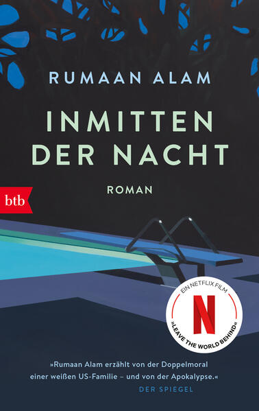 Eines der Lieblingsbücher von Barack Obama: Der internationale Erfolgsroman und Times #1 Bestseller. Nominiert für den National Book Award. Aktuell Film #1 bei NETFLIX „Leave the world behind“. Rumaan Alam hat einen modernen Klassiker geschrieben - einen brillanten Gesellschaftsroman, der von der Doppelmoral einer weißen US-Familie erzählt: Amanda und Clay wollen mit ihren beiden Kindern eine unbeschwerte Ferienwoche auf Long Island verbringen. In einem Haus am Ende der Welt, weit weg von allem. Doch mitten in der Nacht steht dort plötzlich ein älteres, schwarzes Ehepaar vor der Tür. Die beiden behaupten, das Haus gehöre ihnen. Sie berichten, dass ganz New York im Dunkeln liege, das Leben an der Ostküste komplett lahmgelegt sei. Hier draußen jedoch, an diesem abgeschiedenen Ort, ohne Internet, Handy- oder Fernsehempfang, wissen Amanda und Clay nicht, was sie davon halten sollen. Stimmt das, was die beiden behaupten? Können sie ihnen trauen? Was passiert da gerade in der Welt? Ab 8. Dezember 2023: Netflix-Verfilmung u.a. mit Julia Roberts, Ethan Hawke und Mahershala Ali