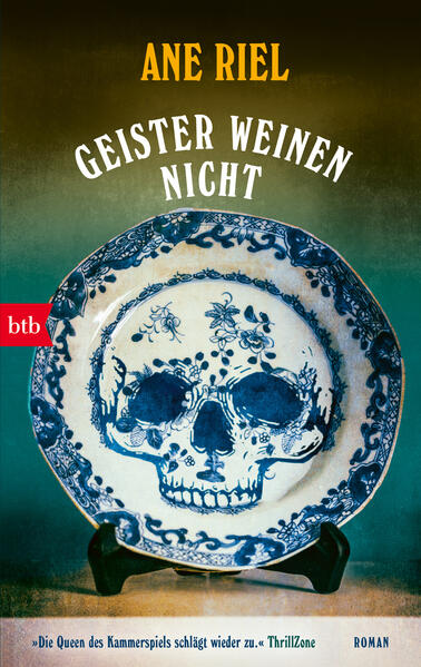 Nur Alma kennt die Wahrheit über Otto. Leider erinnert sie sich nicht mehr daran - ein skurriler Roman mit viel schwarzem Humor und subtiler Spannung. Seit dem Tod ihres Mannes lebt Alma allein in ihrem Haus am Ende der Sackgasse eines kleinen dänischen Dorfes. Ihr Gedächtnis lässt sie immer häufiger im Stich, die Gicht plagt sie, sie ist taub, auch die Beine wollen nicht mehr so recht. Doch Abend für Abend zieht sie gewissenhaft ihre gute alte Bornholmer Standuhr auf. Sie weiß: Wenn sie die Uhr eines Abends nicht mehr aufzieht, wird sie am nächsten Morgen auch nicht mehr aufwachen. Bis eines Tages ein Junge mit seinem Hund am Haus vorbeigeht und eine unerwartete Freundschaft beginnt. Der Junge haucht ihr neues Leben ein, Erinnerungen an ihren Mann, den Uhrmacher Otto, kommen ihr in den Sinn: von einem gemeinsamen Tanzabend etwa, aber auch von einem Unglück in seiner Werkstatt, seinem Jähzorn in der Zeit danach. Nur Alma kennt die Wahrheit darüber, was wirklich mit ihm geschehen ist. Leider erinnert sie sich nicht mehr daran...