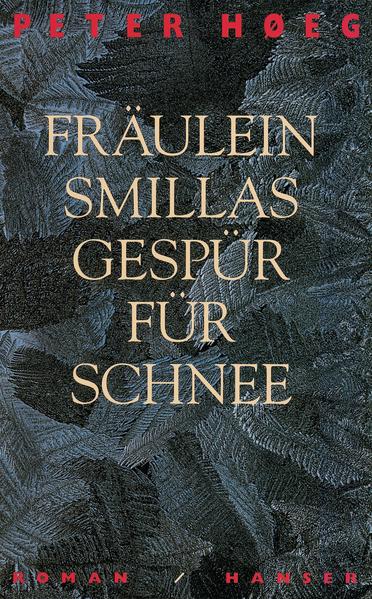 Peter Høegs Weltbestseller - von Bille August mit Julia Ormond in der Hauptrolle verfilmt - führt mitten in Eis und Finsternis. Wenige Tage vor Weihnachten wird im Kopenhagener Hafenviertel ein sechsjähriger Junge gefunden: tot. Er ist offenbar vom Dach eines Lagerhauses gestürzt, und da man nur seine Spuren und die keines anderen auf dem Dach sieht, scheint der Fall klar: ein Unfall. Smilla Jaspersen, die im selben Haus wohnt wie der Junge, geht der Sache nach, und ihre aufregende Odyssee führt sie bis ins grönländische Eismeer…