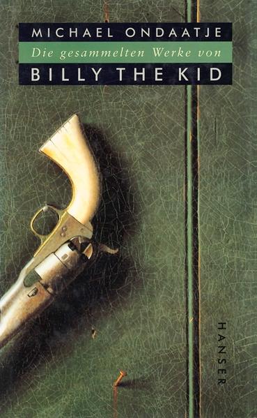 Billy the Kid, geboren 1859, erschossen im Alter von 22 Jahren - und für jedes Lebensjahr gab es einen Toten, sagten die Leute. Von allen Legenden, die es je im Wilden Westen gab, war er die größte. In diesem Buch über Leben und Sterben des jungen Desperados erkundet Michael Ondaatje wie in seinen späteren Werken einen Mythos und dessen Entstehung. Echte Zeugenaussagen werden mit fingierten vermischt. Gedichte, Monologe, Auszüge aus Comic-Heften, Photos, abenteuerliche Geschichten von Wahnsinn und Gewalt fügen sich dabei zu einer Collage aus Erinnerung, Legende und Recherche.