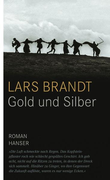 Eine mittelgroße deutsche Stadt am Ende des 20. Jahrhunderts. Hier gibt es eine Gruppe jüngerer und nicht mehr ganz so junger Leute, die sich als Künstler fühlen und sich fragen: Wie finde ich das richtige Leben in dieser so komplizierten und schlecht organisierten Welt? Sie wissen, was sie wollen, aber sie wissen nicht wirklich, wie sie es machen sollen. So auch der Erzähler, der sich weigert zu begreifen, dass die von ihm verehrte Ginger bereits vergeben ist und nichts von ihm wissen will. Seine Hartnäckigkeit führt ihn mit Umwegen nach Rom, zum Sehnsuchtsort aller Künstler, der nun auch seiner Liebe aufhelfen soll. Lars Brandt bringt auf leichte, assoziative Weise das Schwerste zur Sprache: Sein Künstler- und Liebesroman erzählt von Menschen auf der Suche nach dem richtigen Leben.