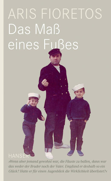 Aris Fioretos, Sohn eines griechischen Vaters und einer österreichischen Mutter, geboren und aufgewachsen in Schweden, lebt heute in Deutschland, öffnet in seinem neuen Buch eine wahre Wunderkammer voller kluger Geschichten und Essays, die den Geist auf lustvolle Weise beweglich halten: Neben anatomischen Feldstudien und einer Exkursion ins Innere des menschlichen Schädels stehen Kindheitserinnerungen, "Bulletins aus der Geschichte des Herzens" und eine "Liebeserklärung an Fräulein Uhr". So entsteht Literatur, die das scheinbar Disparate und Gegensätzliche zusammenbringt. Auf der Grenze zwischen Fiktion und Essay balancierend, sind Fioretos Texte ein Lesevergnügen auf hohem Niveau.