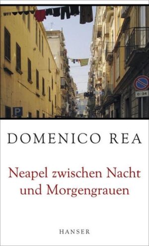 Drei schon etwas ältere Herren, einer ein Philosophielehrer, ein anderer ein verarmter Adliger und Dandy, der dritte das Alter ego des Autors, nehmen uns mit auf nächtliche Streifzüge durch Neapel, Italien. Manchmal bissig, manchmal wehmütig kommentieren sie gleichsam als Stadtführer, was sie auf ihrer Reise sehen und was ihnen zustößt. Liebespaare tapezieren ihre Autos mit Zeitungspapier. Ein Müllmann erläutert, wie sich vom Inhalt der Müllsäcke auf deren Verursacher schließen lässt. Und über das Essen erfahren wir: Bei Donna Rufina und ihrer Entourage aus Transvestiten, abgetakelten Sängerinnen und leidlich normalen Zeitgenossen bekommt man noch bodenständige Gerichte ohne Firlefanz.