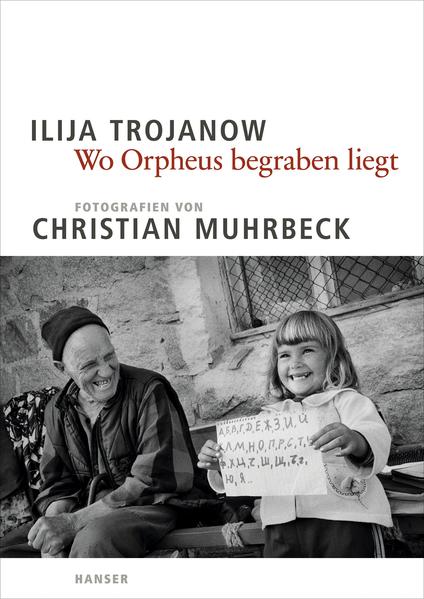 Die Reise in eine fremde Welt ungeahnter Kontraste und bezaubernder Geschichten, heraufbeschworen in kraftvollen Fotografien und fesselnden Erzählungen: "Weltensammler" Ilija Trojanow und Christian Muhrbeck reisten jahrelang durch Bulgarien, um die Facetten des dortigen Lebens zu erkunden, zwischen archaischer Kultur, Postsozialismus und den Spannungen der jüngsten Vergangenheit. Entstanden sind Fotografien, die jenseits aller Klischees den Alltag am Rand von Europa festhalten. Verbunden mit dieser Bilderwelt sind Erzählungen, die zwischen Reportage und Poesie schweben, und eine Region präsentieren, die bisher weitgehend verborgen blieb, auch wenn sie längst Teil unseres gegenwärtigen Europa ist.