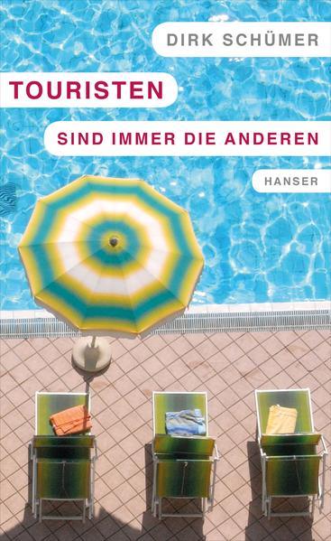 Als hätte der Mensch das Nomadentum nicht längst überwunden, muss er jedes Jahr mindestens eine Reise unternehmen, auch wenn er sich daheim viel wohler fühlt. Dirk Schümer, Kulturkorrespondent und erfahrener Reisender, hat sich als teilnehmender Beobachter intensiv mit den Eigenarten des „Homo Touristicus“ beschäftigt. Er beobachtet unsere Verrenkungen, wenn wir das Gepäck im Flugzeug verstauen, erklärt Hoteliers, wie ein Badezimmer aussehen soll, und hat für uns schon einmal Lammhirn und einen Schnaps mit dem Namen „Schwarzer Tod“ vorgekostet. Und wer noch nicht weiß, wohin die Reise gehen soll, kann sich mit dieser Reportage auf dem heimischen Sofa entspannen. Denn nicht nur Reisen, auch Lesen bildet.