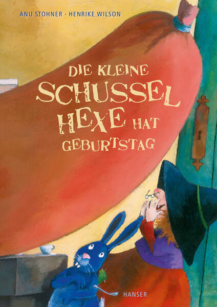 "Ups! Heute ist ja mein Geburtstag!", sagt die kleine Schusselhexe, als sie mit dem blauen Hasen frühstückt. Beinahe hätte sie das vergessen. Doch jetzt hext sie los. Aus dem Geburtstagskuchen wird allerdings eine Geburtstagswurst und die Apfelbrause gelingt auch nicht - stattdessen hext die Schusselhexe lauter Apfelbäume. Egal, jetzt müssen die anderen Hexen und die Tiere persönlich eingeladen werden. Doch da geht unterwegs der Hexenbesen verloren und die Schusselhexe und der blaue Hase verlaufen sich im Wald. Wie gut, dass sie die Waldtiere treffen. Denn die sind unterwegs zu einem Fest. Wo? Im Schusselhexenhäuschen! Das neue Bilderbuch von der kleinen Schusselhexe als ideales Geburtstagsgeschenk.