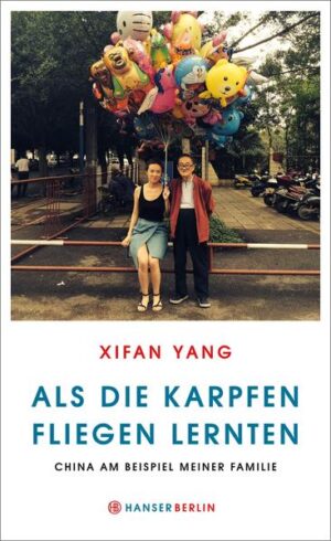 Herr Peng besaß schon immer seinen eigenen Kopf. Als junger Mann wurde er wegen eines unvorsichtigen Tagebucheintrags zur Zwangsarbeit auf einen Berg verbannt. Viele Jahrzehnte später wäre er fast in Chinas größter Castingshow gelandet - mit stolzen 80 Jahren. Für Xifan Yang, seine in Deutschland aufgewachsene Enkelin, ist die Geschichte ihres Großvaters eine Zeitreise in Chinas wechselvolle Vergangenheit - ebenso wie die Geschichten ihrer Eltern, Onkel und Tanten. Eindrücklich erzählt sie, wie eine normale Familie in China über drei Generationen den Zeitenwandel erlebt hat, von Maos Herrschaft über die Öffnung unter Deng Xiaoping bis hinein in die turbulente Gegenwart.