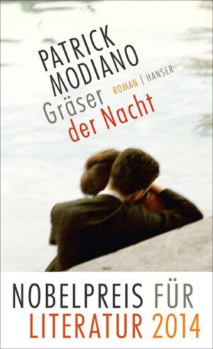 Aus der Distanz eines halben Jahrhunderts erinnert sich Jean, wie er sich in die geheimnisvolle Dannie verliebte. Als er sie in den 1960er Jahren kennenlernt, lebt sie in Paris, hat so viele Namen wie Adressen und verkehrt mit einer zwielichtigen Bande, die Kontakte nach Marokko unterhält. Trotz der vage lauernden Gefahr werden der angehende Schriftsteller und die junge Frau ein Paar. Doch dann verschwindet Dannie von einem Tag auf den anderen. Und Jean wird als Zeuge in einem ungeklärten Todesfall verhört, der eine neue Geschichte von Dannie erzählt. Modianos Roman ist wie ein Film noir, voller Spannung, Sehnsucht und Geheimnis.