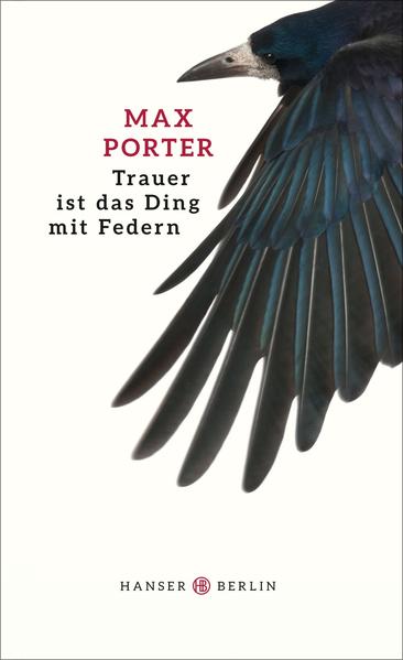 Eine junge Frau ist gestorben. Ihre Kinder, zwei kleine Jungen, und ihr Mann sind noch betäubt vom Schock, haben haufenweise Beileidsbekundungen und Lasagne zum Aufwärmen entgegengenommen, die notwendigen Dinge organisiert, und nun setzt die unerträgliche Leere ein. Da klingelt es an der Tür. Totenschwarz und gefiedert bricht es herein, packt den Vater und verkündet: "Ich gehe erst wieder, wenn du mich nicht mehr brauchst." Die überlebensgroße Krähe nistet sich rücksichtslos in der Familie ein, meldet sich mit drastischem Witz zu Wort und wird dabei zu einer Art subversivem Therapeuten, eine herrlich anarchische Mary Poppins. Max Porter ist ein bildmächtiges, wildes Buch über die Trauer gelungen.