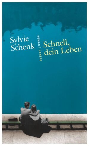 Auf den ersten Blick ist es die einfache Geschichte einer Frau aus den französischen Alpen, die sich während des Studiums in einen Deutschen verliebt. Sie heiratet, zieht in ein deutsches Dorf, die Kinder werden groß, die Eltern sterben. Doch es ist kein einfaches Leben in der neuen Heimat, Louises Mann ist dort ganz anders, als sie ihn kennengelernt hat. Zugleich erfährt Louise immer mehr Details aus der Vergangenheit des autoritären Schwiegervaters, der im Krieg in Frankreich war. „Schnell, dein Leben“ ist eine Befreiungsgeschichte, ein neuer Blick auf die Nachkriegszeit, ein Lebensbuch - von Sylvie Schenk mit großer Klarheit und Wucht erzählt.