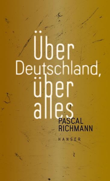 Ein junger Schriftsteller bricht auf, „deutschkrümelnder Idiotie in die Schnitte zu spucken“. Wie ein todesmutiger Stuntman mit Notizblock stürzt sich Pascal Richmann in Tänze mit hunderten Burschenschaftlern, besichtigt die Walhalla nach Mitternacht oder trinkt Schnäpse in der Kaschemme eines Ex-NPD-Chefs auf Mallorca. Wann immer er seine Gegenüber nach ihren Deutschlandbildern befragt, stößt er auf Wahnvorstellungen. Pascal Richmanns Debüt bebt vor absurden Beobachtungen, erstaunlichen Begegnungen und unverhofften Assoziationen. Es erzählt von neu entflammten Vaterlandsgefühlen und Nazis, die auch für Tiere bremsen. Und von einer zerrissenen Nation, die ohne solche Expeditionen kaum zu verstehen ist.