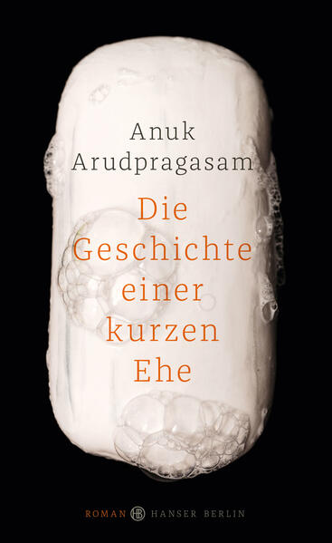 Die Geschichte eines Tages im Krieg. Dinesh, ein junger Mann, versorgt Verletzte in einem Lager im Dschungel, läuft ziellos umher, denkt an seine Mutter, die getötet wurde und an deren Gesicht er sich nicht mehr erinnert. Jede Nacht fallen Bomben, doch sie machen ihm keine Angst mehr. Ein Mann bittet ihn, seine Tochter zu heiraten, Ganga. Er hofft, dass Dinesh für sie sorgen wird. Ganga ist eine junge, ernsthafte Frau - und nun seine Frau. Die beiden versuchen, die Fremdheit zu überwinden, ihre unerwartete Nähe zu erkunden, bevor der Krieg sie wieder trennt. In unvergesslichen Szenen lässt Anuk Arudpragasam die menschliche Existenz inmitten der Finsternis in ihrer ganzen Würde aufscheinen.