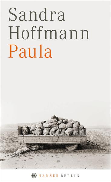 Paula muss einmal eine glückliche Frau gewesen sein, bevor ihr Bräutigam im Krieg stirbt. Eine Frau, die irgendwann aus Angst und Scham zu schweigen beginnt, die nie preisgibt, von welchem Mann das Kind stammt, das sie alleine großzieht, bis der Schutzraum des Schweigens zum Gefängnis wird, in dem Liebe und Empathie verkümmern. Ihre Tochter und ihre Enkelin werden nie erfahren, wer ihr Vater, wer ihr Großvater war. Sandra Hoffmanns Memoir "Paula" liest sich wie ein Familienroman. Mit Courage und Zärtlichkeit erzählt sie das Leben ihrer Großmutter, die ihr erdrückend nahe war und von der sie doch so wenig weiß. Der Macht des Schweigens setzt sie die Kraft der Sprache entgegen.