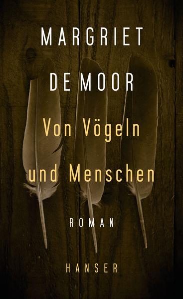 Vor dem Amsterdamer Hauptbahnhof klafft eine Baugrube. Auf dem schmalen Steg davor begegnen sich zwei Frauen. Schreiend beginnt die jüngere auf die ältere einzuschlagen, bis diese in die Grube stürzt und den Tod findet. Seit ihrer Kindheit hat Marie Lina den Gedanken an Rache im Herzen getragen, an diesem Tag bricht er sich Bahn. Marie Linas Mann ist Vogelvertreiber am Flughafen, sie führen eine gute Ehe. Die tiefe Wut seiner Frau aber kann er nicht vertreiben. Warum hat Marie Linas Mutter einst einen Mord gestanden, den sie nicht begangen hat? Von Vögeln und Menschen ist ein Roman über drei starke Frauen - spannend, dicht und unglaublich raffiniert erzählt.