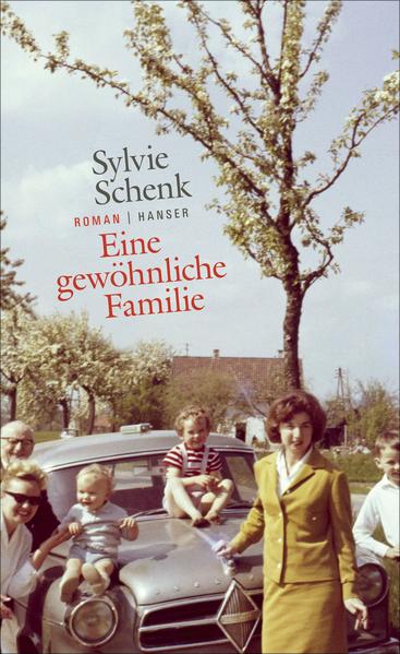 Die Geschwister Cardin sind zu viert. Als Tante Tamara und Onkel Simon sterben, werden am Tag der Beerdigung jedoch nicht nur die Trennlinien zwischen den vier Geschwistern sichtbar, sondern die Gräben in der gesamten Familie. Die Verstorbenen waren es, die alle zusammenhielten. Nun hinterlassen sie neben Uneinigkeit vor allem eine Auseinandersetzung um das Erbe, die schon auf dem Weg zur Trauerhalle ihren Anfang nimmt. Die gefühlte Ungerechtigkeit in der Verwandtschaft ist außergewöhnlich groß - und genau darin ist diese französische Familie so ziemlich gewöhnlich. Sylvie Schenk hat einen Roman geschrieben, der auf wenigen Seiten poetisch, klar und klug die Geheimnisse einer ganzen Familie ausleuchtet.