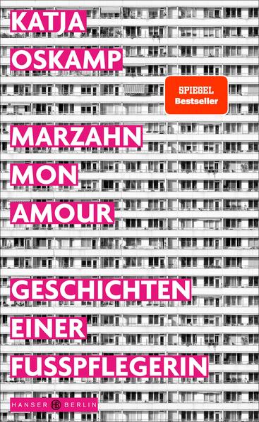 "Katja Oskamp braucht nicht viele Worte, um ein ganzes Leben zu erzählen. Normale Leute, ein kaum beachteter Ort - spektakuläre Geschichten." Bov Bjerg Katja Oskamp ist Mitte vierzig, als ihr das Leben fad wird. Das Kind ist aus dem Haus, der Mann ist krank, die Schriftstellerei, der sie sich bis dahin gewidmet hat: ein Feld der Enttäuschungen. Also macht sie etwas, was für andere dem Scheitern gleichkäme: Sie wird Fußpflegerin in Berlin-Marzahn, einst das größte Plattenbaugebiet der DDR. Und schreibt auf, was sie dabei hört - Geschichten wie die von Herrn Paulke, vor vierzig Jahren einer der ersten Bewohner des Viertels, Frau Guse, die sich im Rückwärtsgang von der Welt entfernt, oder Herrn Pietsch, dem Ex-Funktionär mit der karierten Schiebermütze. Geschichten voller Menschlichkeit und Witz, Wunderwerke über den Menschen an sich - von seinen Füßen her betrachtet.