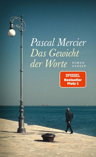 „Jetzt, da er wieder eine Zukunft hatte, wollte er verschwenderisch mit seiner Zeit umgehen.“ - Der neue Roman von Pascal Mercier, dem Autor des Bestsellers „Nachtzug nach Lissabon“ Seit seiner Kindheit ist Simon Leyland von Sprachen fasziniert. Gegen den Willen seiner Eltern wird er Übersetzer und verfolgt unbeirrt das Ziel, alle Sprachen zu lernen, die rund um das Mittelmeer gesprochen werden. Von London folgt er seiner Frau Livia nach Triest, wo sie einen Verlag geerbt hat. In der Stadt bedeutender Literaten glaubt er den idealen Ort für seine Arbeit gefunden zu haben - bis ihn ein ärztlicher Irrtum aus der Bahn wirft. Doch dann erweist sich die vermeintliche Katastrophe als Wendepunkt, an dem er sein Leben noch einmal völlig neu einrichten kann. Wieder ist Pascal Mercier ein philosophischer Roman gelungen, bewegend wie der "Nachtzug nach Lissabon."