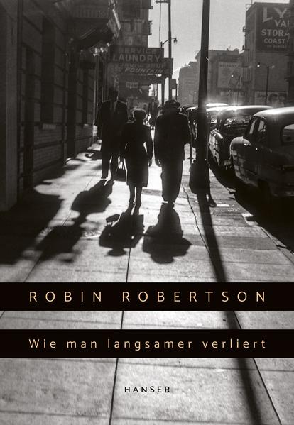 „Dieses Buch verwebt schwindelerregende, jazzige Meditationen über Kriegstraumata, Männlichkeit, Betrug und Erlösung.“ (Ocean Vuong) Der Veteran Walker will nicht mehr zurück in die Provinz. Traumatisiert vom Krieg sucht er in der Metropole nach Freiheit, Anonymität und Schutz. In New York trifft er den Regisseur Robert Siodmak, der ihm von Hollywood vorschwärmt. Also beginnt Walker eine Odyssee durch ganz Amerika, zu dem Ort, an dem gerade Filmgeschichte geschrieben wird: Es ist die Zeit des legendären Film Noir. Hier erfährt Walker, wie gespalten die Gesellschaft des neuen Amerika ist, wie sehr der amerikanische Traum bereits bröckelt. In einer glänzenden, poetischen Sprache erzählt Robin Robertson, der mit diesem Buch auf der Shortlist des Bookerpreises stand, den amerikanischen Mythos in einer völlig ungewöhnlichen Weise neu.