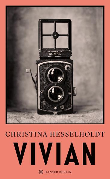 Ein vielschichtiges, zutiefst inspiriertes literarisches Porträt über die rätselhafte Straßenfotografin Vivian Maier. Christina Hesselholdt schreibt den ersten Roman über diese radikal unabhängige Frau. Als sie im Jahr 2009 stirbt, ist Vivian Maier eine einsame, verarmte Frau, die praktische Männerschuhe bevorzugte und skurrilerweise ständig eine Kamera bei sich trug. Kurz darauf avanciert sie posthum zur genialen Straßenfotografin: In ihrer Wohnung findet man einen riesigen Bilderschatz - an die 200.000 Fotos hat Vivian Maier über die Jahre aufgenommen, die meisten davon jedoch nie entwickelt. Wer war diese Frau, und was hat sie dazu bewogen, ein fotografisches Werk zu schaffen, ohne es je sichtbar zu machen? In Vivian geht Christina Hesselholdt der Faszination dieses Mysteriums nach. Ihr Roman ist ein vielschichtiges, zutiefst inspiriertes literarisches Porträt einer radikal unabhängigen Frau.