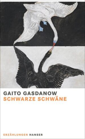 Gaito Gasdanows Romane wurden von der Kritik als Sternstunde der Literaturgeschichte gefeiert - nun erscheinen erstmals seine besten Erzählungen auf Deutsch. Genossin Brack hätte „vor unserer Zeit und in anderer historischer Umgebung zur Welt kommen müssen“ und der Exilrusse Pawlow beschließt, „sich genau am fünfundzwanzigsten August im Bois de Boulogne zu erschießen. „Schwarze Schwäne“ vereint Gaito Gasdanows beste Erzählungen und spannt den Bogen von der vorrevolutionären Zeit über die Sowjetepoche bis ins französische Exil. Wie in den Romanen liegen auch in den Erzählungen Lebensüberdruss und Gewalt ganz nah bei Schönheit und Verletzlichkeit. Und immer „versenkt man sich in einen Stil, dessen Makellosigkeit entwaffnend ist, und lernt Menschen kennen, für deren Seelenlandschaften man keine verlässlichen Karten mehr hat“ (Die Zeit).