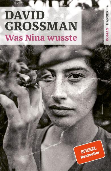 Es gibt Entscheidungen, die ein Leben zerreißen - Wer könnte eindringlicher und zarter davon erzählen als David Grossman Drei Frauen - Vera, ihre Tochter Nina und ihre Enkelin Gili - kämpfen mit einem alten Familiengeheimnis: An Veras 90. Geburtstag beschließt Gili, einen Film über ihre Großmutter zu drehen und mit ihr und Nina nach Kroatien, auf die frühere Gefängnisinsel Goli Otok zu reisen. Dort soll Vera ihre Lebensgeschichte endlich einmal vollständig erzählen. Was genau geschah damals, als sie von der jugoslawischen Geheimpolizei unter Tito verhaftet wurde? Warum war sie bereit, ihre sechseinhalbjährige Tochter wegzugeben und ins Lager zu gehen, anstatt sich durch ein Geständnis freizukaufen? "Was Nina wusste" beruht auf einer realen Geschichte. David Grossmans Meisterschaft macht daraus einen fesselnden Roman.