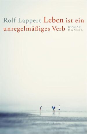 Rolf Lapperts großer Roman über Freundschaft, Verlust und den Trost der Erinnerung. Eine Aussteiger-Kommune auf dem Land, 1980: Die Behörden entdecken vier Kinder, die versteckt vor der Welt aufgewachsen sind. Ihre Schicksale werden auf Schlagzeilen reduziert, doch Frida, Ringo, Leander und Linus sind vor allem Menschen mit eigenen Geschichten. Aus der Isolation in die Wirklichkeit geworfen, blicken sie staunend um sich. Und leben die unterschiedlichsten Leben an zahllosen Orten: In Pflegefamilien und Internaten, auf Inseln und Bergen, als Hassende und Liebende. Wie finden sich Verlorene in der Welt zurecht? In seinem ganz eigenen zärtlich-lakonischen Ton erzählt Rolf Lappert in diesem großen Roman wie man sich von seiner Kindheit entfernt, ohne sie jemals hinter sich zu lassen.