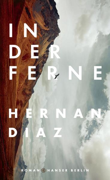 Hernan Diaz’ tiefpoetischer Western-Roman ist „eine Abenteuergeschichte und Meditation über die Bedeutung von Zuhause.“ The Times Der Hawk ist eine Legende im Kalifornien des Goldrausches: Riesenhaft soll er sein, furchtlos, wild. Doch hinter dem Mythos steht die Geschichte von Håkan, der einst aus der schwedischen Heimat nach New York geschickt wurde, zusammen mit seinem großen Bruder, den er unterwegs verliert. Er landet in San Francisco, auf der falschen Seite des unbekannten Kontinents. Fest entschlossen, den Bruder zu finden, macht er sich zu Fuß auf den Weg, entgegen dem Strom der Glückssucher und Banditen, die nach Westen drängen, hin zum neuen gelobten Land. Noch ahnt Håkan nicht, dass er sein Leben lang unterwegs sein wird. Seine berührend schöne, meisterhaft erzählte Geschichte handelt von der Erfahrung radikaler Fremdheit und Einsamkeit, die entwurzelte Menschen zu allen Zeiten gemacht haben.