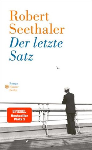 Gustav Mahler auf seiner letzten Reise - das ergreifende Porträt des Ausnahmekünstlers. Nach „Das Feld“ und „Ein ganzes Leben“ der neue Roman von Robert Seethaler. An Deck eines Schiffes auf dem Weg von New York nach Europa sitzt Gustav Mahler. Er ist berühmt, der größte Musiker der Welt, doch sein Körper schmerzt, hat immer schon geschmerzt. Während ihn der Schiffsjunge sanft, aber resolut umsorgt, denkt er zurück an die letzten Jahre, die Sommer in den Bergen, den Tod seiner Tochter Maria, die er manchmal noch zu sehen meint. An Anna, die andere Tochter, die gerade unten beim Frühstück sitzt, und an Alma, die Liebe seines Lebens, die ihn verrückt macht und die er längst verloren hat. Es ist seine letzte Reise. "Der letzte Satz" ist das ergreifende Porträt eines Künstlers als müde gewordener Arbeiter, dem die Vergangenheit in Form glasklarer Momente der Schönheit und des Bedauerns entgegentritt.