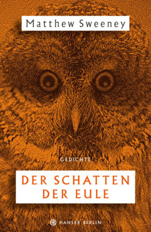 Matthew Sweeney, einer der bedeutendsten irischen Lyriker unserer Zeit, verabschiedet sich in seinem letzten Band mit starken, tiefberührende Gedichten elegant übersetzt von Jan Wagner. Vom ersten Vers dieses Bandes an ist klar: Hier schreibt ein Dichter um sein Leben. Mit seiner Gabe, auf kleinstem Raum haarsträubende Geschichten zu erzählen und Gegenwelten zu erschaffen, hält sich Matthew Sweeney, der 2018 verstarb, poetisch den Tod vom Leib, indem er ihn bei den Hörnern packt. Feindselige Eulen, unsichtbare Feinde sind ihm dicht auf den Versen, und der Mann auf der Flucht muss immer neue Höhen seines Witzes und Einfallsreichtums erreichen, um ihnen zu entkommen. Mit diesem letzten Band verabschiedet sich Sweeney als einer der bedeutendsten Lyriker Irlands. In ihrer ungewöhnlichen Kraft und bleibenden Schönheit sind diese Gedichte ein Triumph über den Tod.