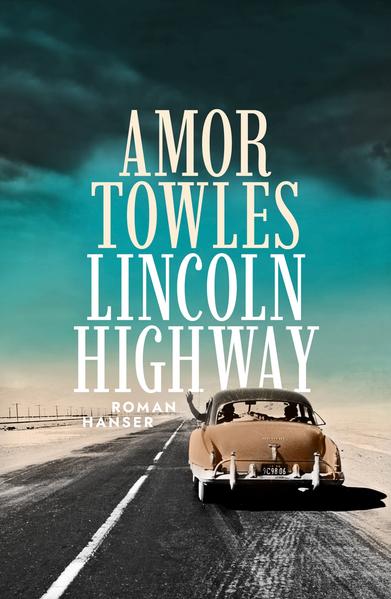 Nach „Ein Gentleman in Moskau“ der neue Roman von Bestsellerautor Amor Towles: „Eine ausgelassene Road Novel quer durch Amerika.“ Time Im Juni 1954 wird der achtzehnjährige Emmett aus dem Gefängnis entlassen. Zuhause in Nebraska wartet sein kleiner Bruder Billy auf ihn. Nach dem Tod des Vaters möchten sie einen Neuanfang in Kalifornien wagen, wo sie ihre verschwundene Mutter vermuten. Alles ist bereit für die Fahrt mit dem 48er Studebaker, doch plötzlich tauchen zwei Freunde aus dem Gefängnis auf. Sie haben allerdings ein anderes Ziel, New York City. So beginnt eine Reise mit den witzigsten und unglaublichsten Begegnungen - Clowns, Landstreicher, arbeitslose Schauspieler, Bettler und besonders gefährliche Pastoren. ‚Lincoln Highway‘ erzählt die ergreifende Odyssee von vier vaterlosen Jungen entlang der ersten Autobahn Amerikas.