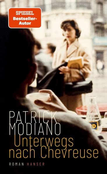 Der neue Roman des Literaturnobelpreisträgers: Patrick Modiano „vervollständigt seine traumwandlerische Suche nach der verlorenen Zeit“. La Croix Bei einem seiner Streifzüge durch das Paris der sechziger Jahre lernt Jean die undurchsichtige Camille kennen, die den Spitznamen „Totenkopf“ trägt. Schnell freunden sie sich an, und sie führt ihn in ihre Kreise ein: eine Gruppe fragwürdiger Gestalten, die sich regelmäßig in einer Wohnung in Auteuil trifft. Als sie Jean eines Tages ins Chevreuse-Tal und anschließend in ein verschlafenes Dorf mitnehmen, dämmert ihm, dass nichts an dem Ausflug zufällig ist. Denn er kennt diesen Ort aus früheren Zeiten. Und er weiß, dass er ein wertvolles Geheimnis birgt. In flirrend leichter Sprache schreibt der Nobelpreisträger Patrick Modiano sein großes Werk über die schwebende Unzuverlässigkeit der Erinnerung weiter.