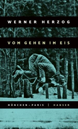 Der literarische Klassiker des großen Filmemachers: Im November 1974 bricht Werner Herzog zu einer Wanderung von München nach Paris auf. Sollte er die französische Hauptstadt erreichen - das ist seine feste Überzeugung -, würde die von ihm verehrte Filmhistorikerin Lotte Eisner am Leben bleiben. "Vom Gehen im Eis" ist eine große, zu Herzen gehende Meditation über Leben und Tod - ein Wortfilm, der neben den mehr als vierzig Spiel- und Dokumentarfilmen von Werner Herzog eine ganz eigene Ausstrahlung und Magie besitzt.