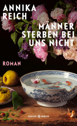 „Ich habe diese Frauen geliebt, gefürchtet, gehasst. Sie haben Fragen in mir geweckt über Familien, Töchter, Mütter und über mich selbst.“ (Lena Gorelik) In einem prachtvollen Anwesen am See leben sie zusammen, die Frauen einer Familie, denen die Männer nach und nach abhandengekommen sind. Wie zahlreich die dunklen Flecken ihrer Geschichte sind, weiß nur eine von ihnen, die enigmatische Großmutter, die immer den Schein zu wahren wusste. Als Leni sich weigert, genau das zu tun, wird sie still und heimlich verstoßen. Zurück bleibt ihre Schwester, die nun allein gegen eine verhängnisvolle Tradition ankämpfen muss. Annika Reich erzählt von Schwestern, Müttern, Töchtern und Großmüttern, die der trügerischen Anziehungskraft weiblichen Verrats erliegen, auch wenn sie sich nichts mehr als gegenseitigen Beistand wünschen. Bis die Großmutter stirbt und die Geister der Vergangenheit sich nicht länger verstecken lassen.