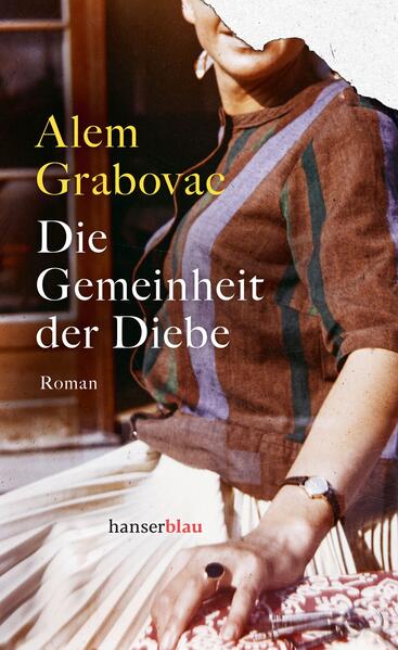 „Ich bin begeistert, gerührt, aufgeregt. Jede Zeile ist brodelnd und wichtig.“ Mely Kiyak Smilja kommt als jugoslawische Gastarbeiterin nach Deutschland. Ihr Leben ist von Akkordarbeit in der Fabrik und den Gewaltausbrüchen ihres Partners Dušan geprägt. Als Dušan stirbt, gerät Smiljas Welt einmal mehr aus den Fugen. Nacht für Nacht hört sie ihn im Schrank klopfen und sucht Erlösung bei einem Wunderheiler. Gemeinsam mit ihrem Sohn Alem, den sie als Kind in eine deutsche Pflegefamilie gegeben hat, ringt sie um Fragen nach Herkunft und Heimat, Schuld und Vergebung. Packend und schnörkellos erzählt Alem Grabovac die Geschichte seiner Mutter, die das Glück immer wieder knapp verfehlt und doch nie aufhört zu hoffen.