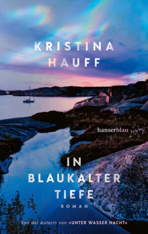 Ein Segeltörn ins Ungewisse - nach „Unter Wasser Nacht“ entführt der neue Roman von Bestsellerautorin Kristina Hauff in die wildromantischen schwedischen Schären Ein Segeltörn in die wildromantischen schwedischen Schären - Caroline und ihr Mann Andreas erfüllen sich damit einen lang gehegten Traum. Auch Andreas’ junger Anwaltskollege und seine Freundin sind an Bord sowie der undurchschaubare, faszinierende Skipper Eric. Der Urlaub beginnt mit frischem sonnigen Wetter und erlesenen Abendessen, doch bald wird die See rauer und verborgene Konflikte lassen die Luft unter Deck immer drückender erscheinen. Bis eines Nachts ein gefährlicher Sturm losbricht. Mit spannenden Wendungen und atmosphärischen Naturschilderungen erzählt Kristina Hauff von dem, was unter der Oberfläche eines scheinbar perfekten Lebens brodelt. Und von einer Nacht, deren tödliche Bedrohung folgenschwere Wahrheiten ans Licht bringt.