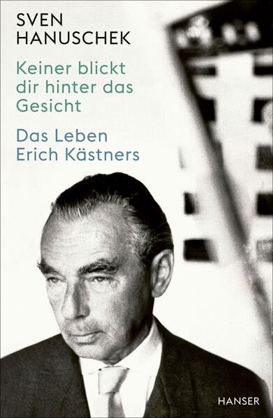 Zum Jubiläumsjahr: die erweiterte Neuausgabe der maßgeblichen Kästner-Biografie auf dem neuesten Stand Erich Kästner ist ein Phänomen - seine Bücher altern nicht und finden ein immer neues, begeistertes Publikum. Dass er heute nicht nur als Jugendbuchautor, sondern auch als ernsthafter Romancier wahrgenommen wird, ist auch Sven Hanuschek zu verdanken. Zum 100. Geburtstag veröffentlichte er seine wegweisende Biografie und vervollständigte seither das Bild von Erich Kästner durch überraschende Erst- und Neuausgaben: „Der Gang vor die Hunde“, die Urfassung des „Fabian“, wurde zum Besteller genauso wie das „Blaue Buch“ mit den geheimen Tagebuchaufzeichnungen der Jahre 1941 bis 1945. Zum 125. Geburtstag (und 50. Todestag) bringt Sven Hanuschek seine Biografie auf den neuesten Stand. Sie präsentiert Erich Kästner als einen der bedeutendsten Autoren und Intellektuellen seiner Generation.